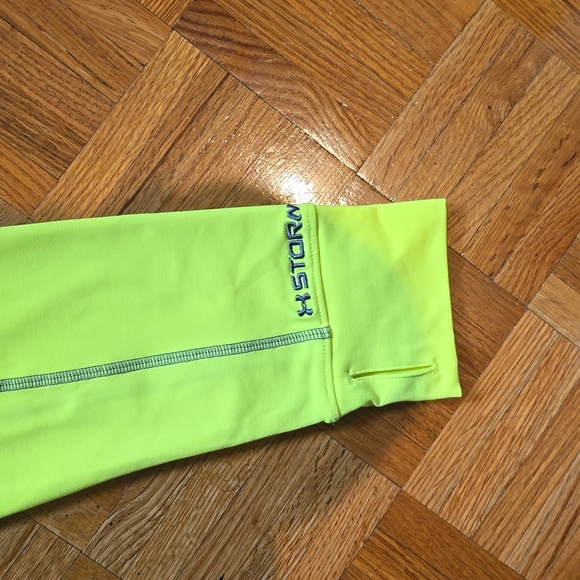 Under Armoir Zip Up. SIZE Medium - Picture 3 of 4